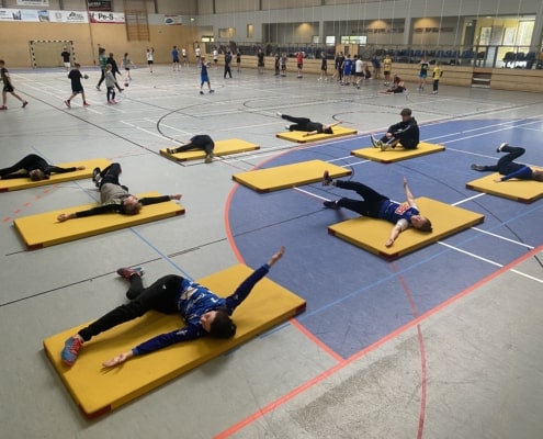Dehnübungen beim Handball-Torhütercamp