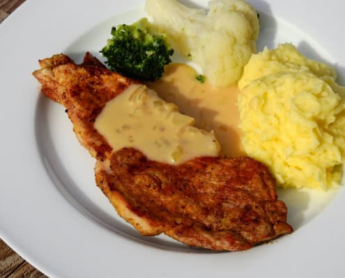 Handball-camp.com _Fleisch mit Kartoffelpuree